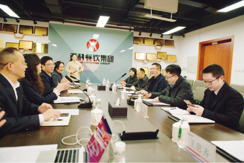 共筑协同育人平台，，，，，开启校企相助新篇：西南科技大学经济治理学院副院长郭四代一行到尊龙凯时人生就是搏餐饮集团交流座谈